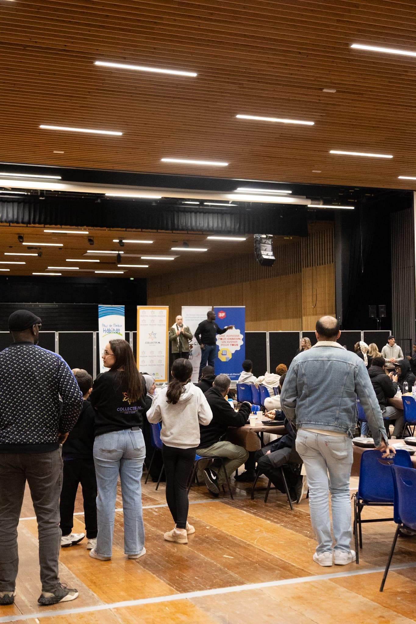 Atelier collectif avec des jeunes et des familles